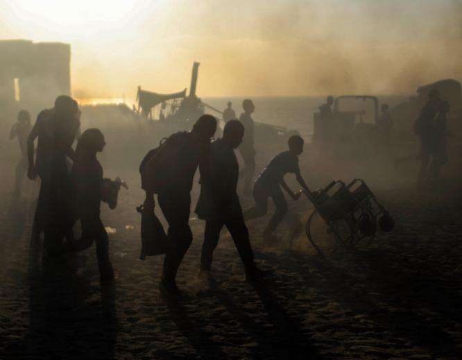 People run to grab aid from distribution sites in Gaza, Palestine. 